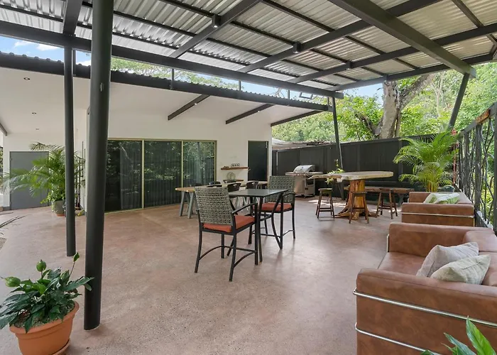 Secluded Jungle Oasis Close To Various Beaches Apartment *